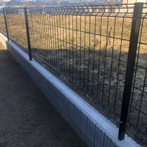 フェンスの取付け完了です。またお待たせ致しました駐車場のコンクリート打設作業は今週の予定となります。