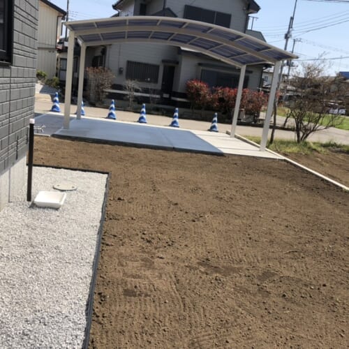 駐車場の土間コンクリートの養生となります。お庭の芝張り作業は来週の予定となります。
