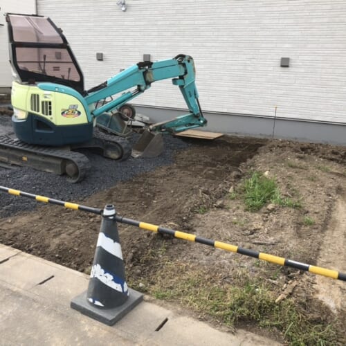 駐車場部分の掘削及び砕石入れ作業となります。