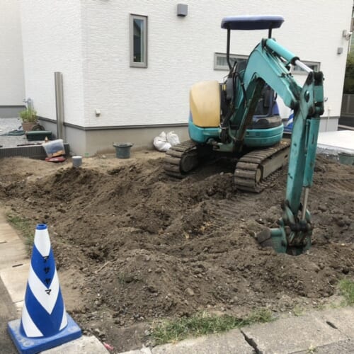 駐車場部分の掘削作業となります。