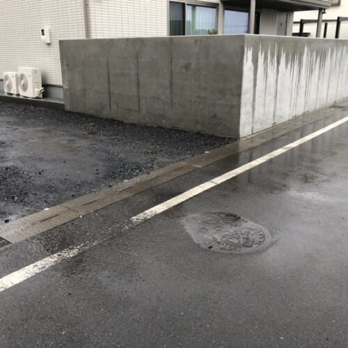 駐車場コンクリートの養生も終わり型枠コンクリートの外構工事完了となります。