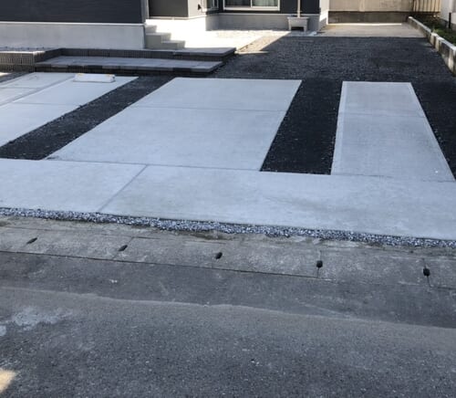 駐車場の土間コンクリートの養生完了となります。