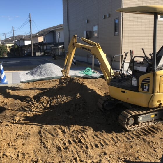 駐車場部分の掘削作業となります。