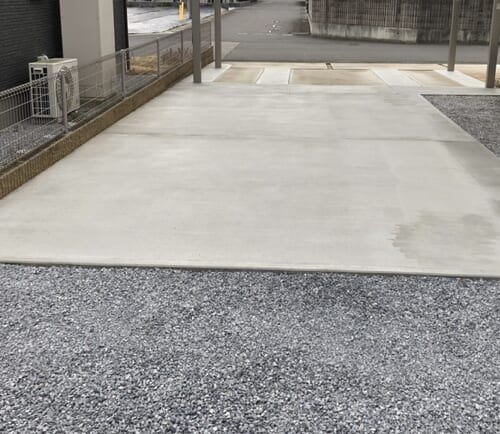駐車場の土間コンクリートの養生完了となります。