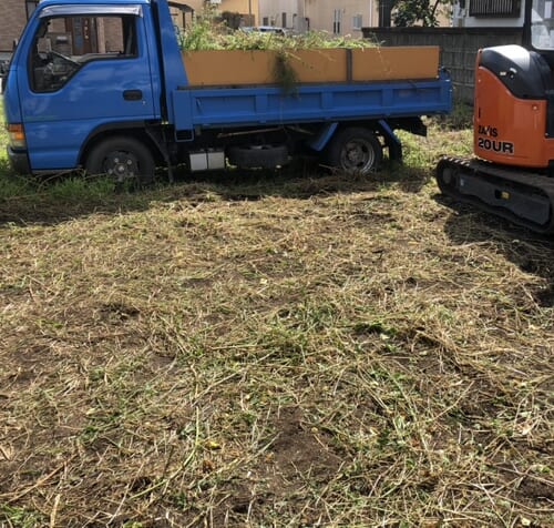 本日より外構工事着工となります。お庭の除草作業より作業開始です。