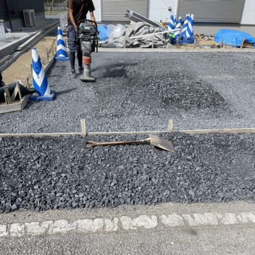 駐車場土間コンクリート下地砕石の転圧状況です。