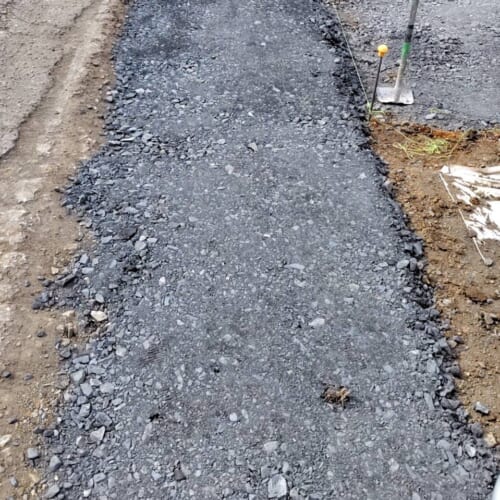 道路境界部分の砕石入れ作業です。