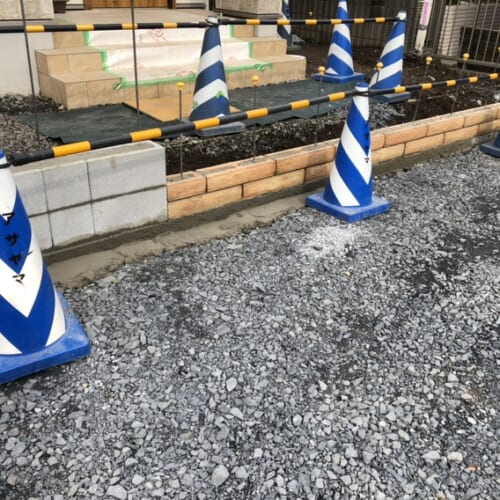 門袖及び土止め部分のブロック積み作業となります。