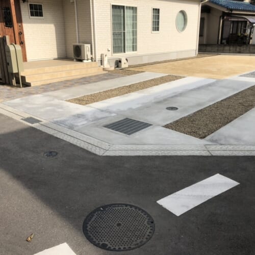 駐車場のカラコーンの養生を片付け致しましてお車を入れて頂いて大丈夫です。駐車場をご使用ください。駐車場の土間コンクリートの養生完了です。