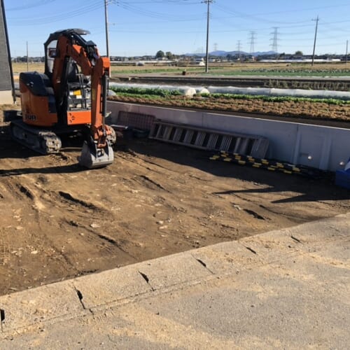 本日より工事着工となります。重機を回送して掘削準備開始です。