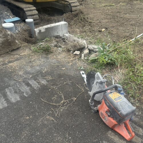 本日より工事着工となります。既存基礎のカット解体作業となります。