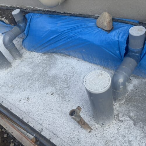 北側基礎擁壁部分のベースコンクリートの養生となります。