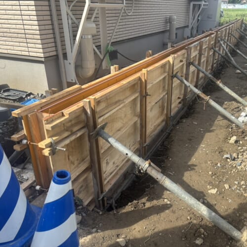 北側擁壁部分の型枠組み作業となります。