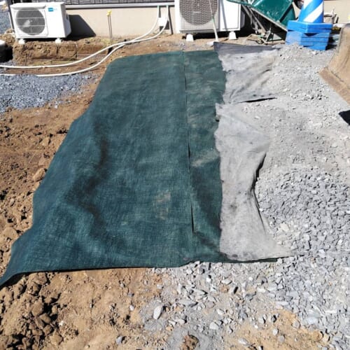 既存部分の境の防草シート敷きです。