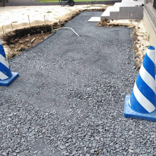 砕石敷きです。