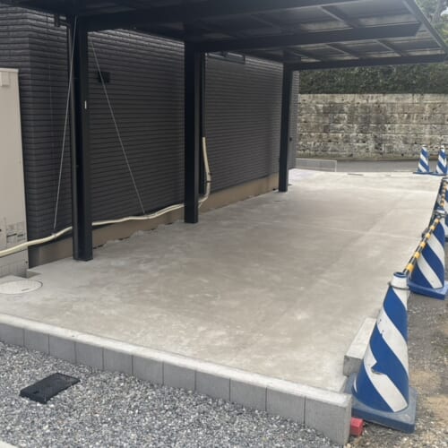 駐車場土間コンクリートの養生中となります。