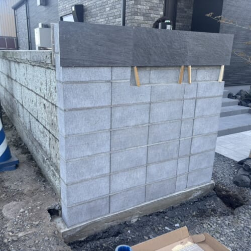 門袖のタイル張り作業となります。