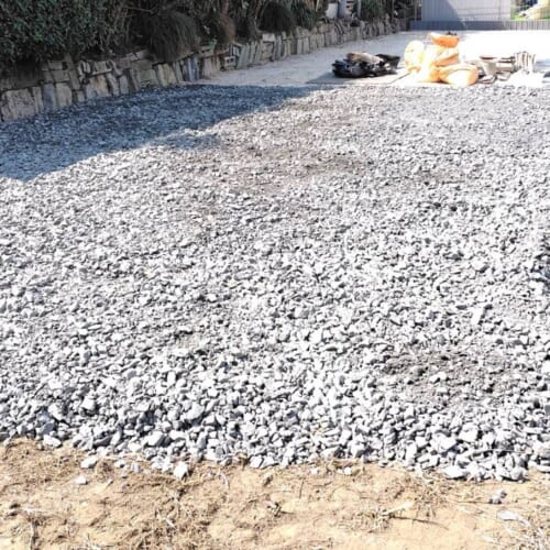 既存砕石の整地です。