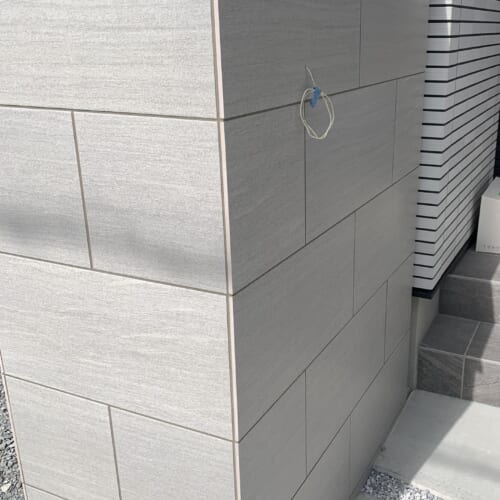 門袖タイルの目地入れです。