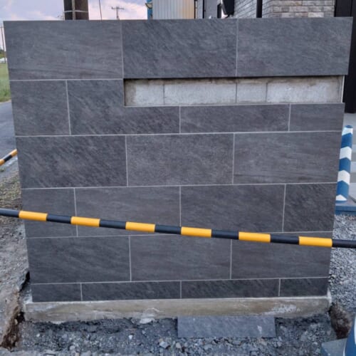 門袖タイル張り作業となります。