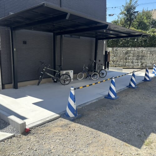 駐車場のコンクリートの養生中となります。