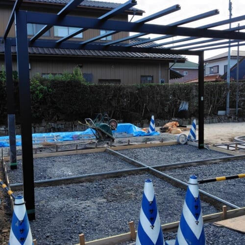 伸縮目地、カーポートの施工です