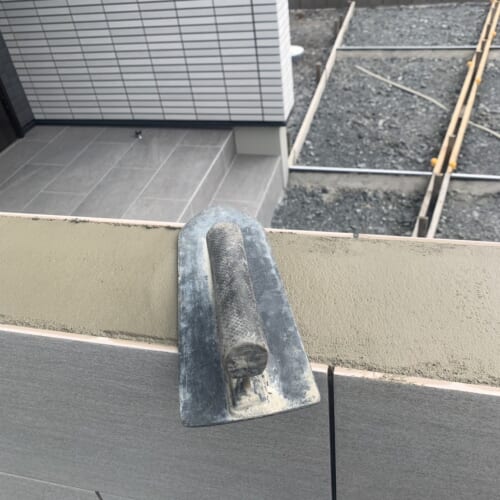 門柱笠木の設置の下地です。