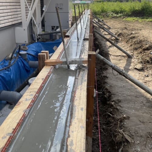 北側擁壁の型枠コンクリートの打設となります。