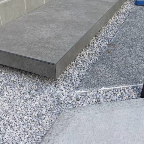 階段ステップの施工です。