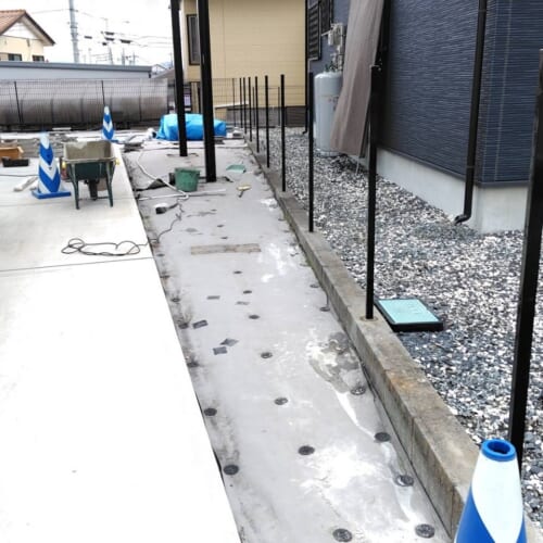 フェンス支柱建てです。