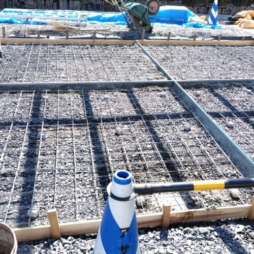 ワイヤーメッシュ敷きです。