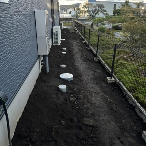 チャート砕石下地の整地です。