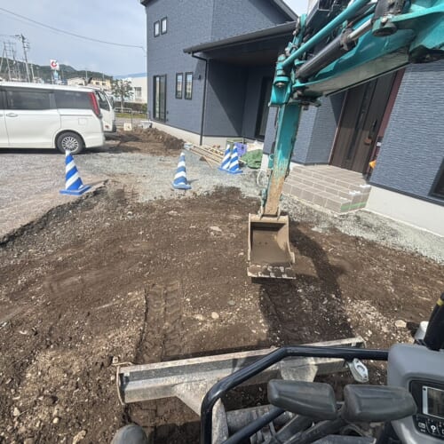 駐車場土間コンクリート部の床掘整地です。