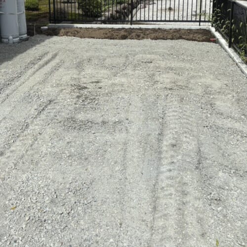 駐車場土間コンクリート部の下地砕石の敷き均しです。
