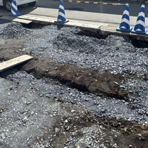 掘削及び砕石入れ作業となります。