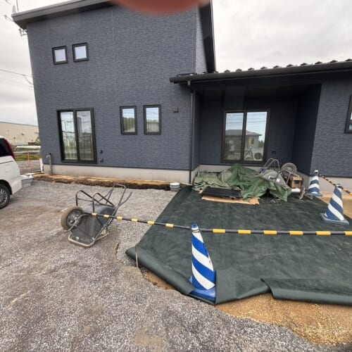 防草シート敷きです。