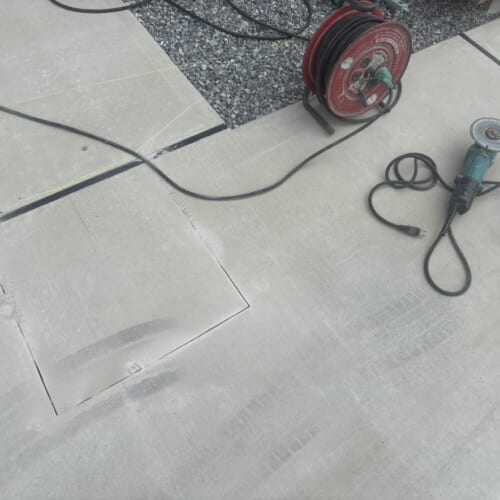 既存のコンクリートへカーポート柱部分の切り込みハツリ作業開始です。