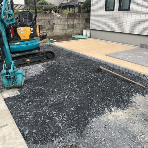 砕石敷きです。