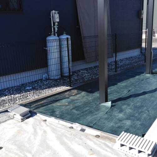 フェンス取り付け、防草シート敷きです。