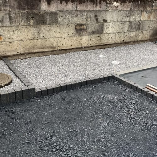 ６号砕石敷きです。