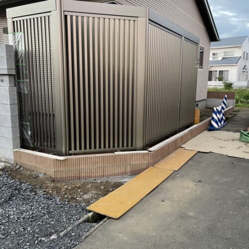 フェンスの設置です。