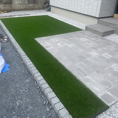 人工芝敷きです。