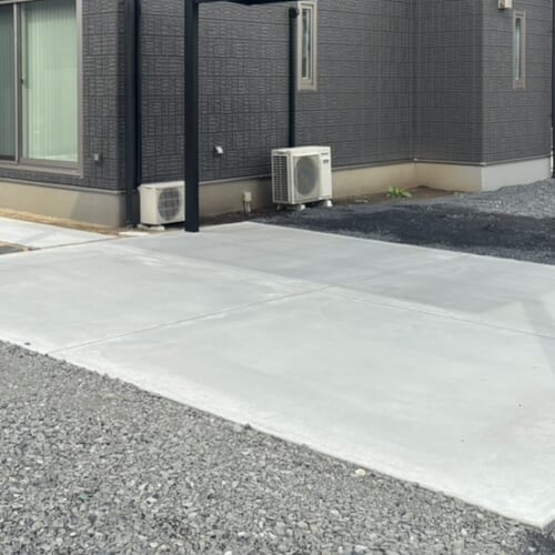 駐車場およびアプローチのコンクリートの養生完了となります。