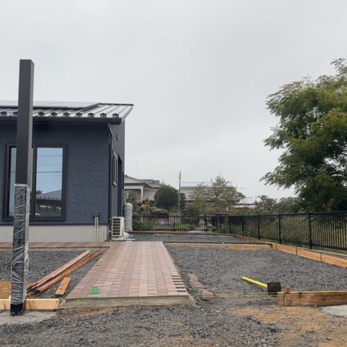 カーポートの柱の設置です。