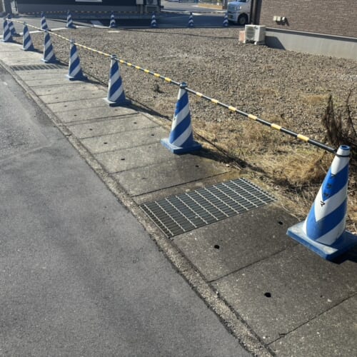 本日より工事着工となります。現場にカラコーン・バーを配置して作業準備となります。