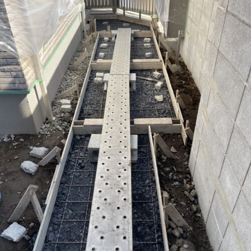 アプローチのリンクストーンの下地コンクリートの打設の為に足場を敷いての準備作業となります。