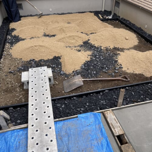 お庭への山砂の搬入作業となります。