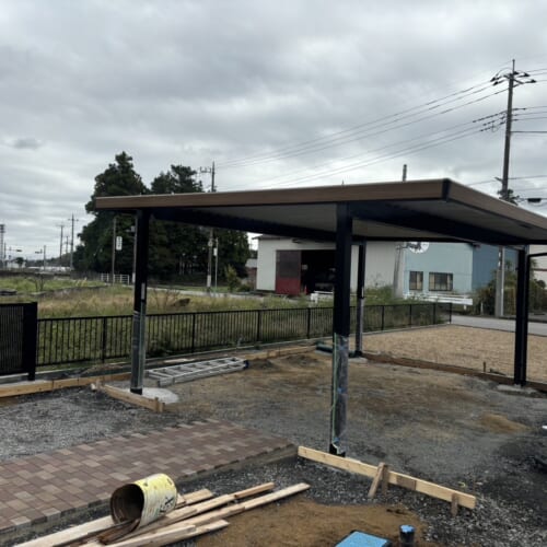 カーポートと門扉の施工になります。