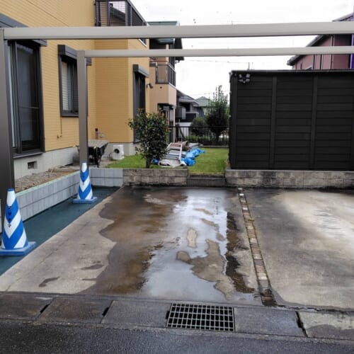 カーポート支柱建て埋め戻し、防草シート敷きです。