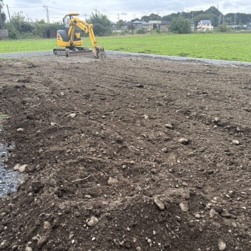 本日より工事着工となります。お庭への土入れ整地作業となります。